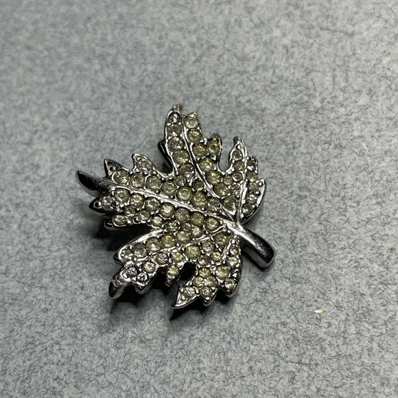 Bond Boyd Maple Leaf Vintage Rhinestones In A Silver Tone - Picture 2 of 6